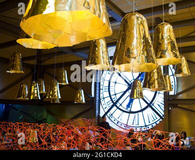 À l'intérieur du café du Musée d'Orsay avec son célèbre cadran d'horloge Banque D'Images