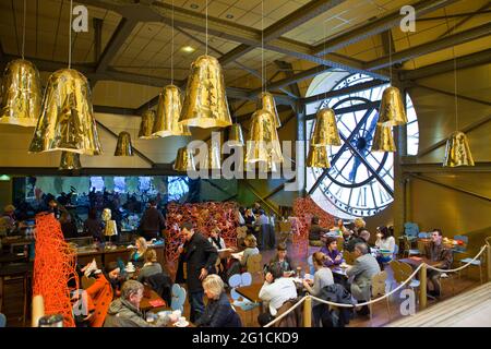 À l'intérieur du café du Musée d'Orsay avec son célèbre cadran d'horloge Banque D'Images