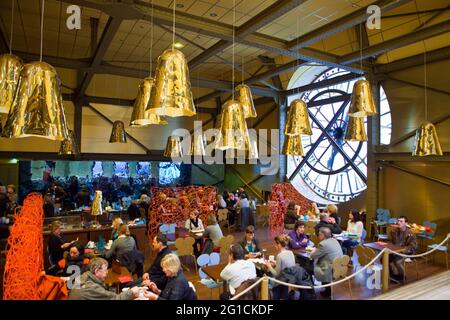 À l'intérieur du café du Musée d'Orsay avec son célèbre cadran d'horloge Banque D'Images