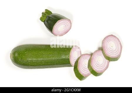 Oignon courgette en tranches dans une courgette - légumes bizarres - Isolé sur blanc Banque D'Images