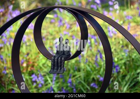 « The Family » Metal Sculpture by Bluebells at the Himalayan Garden & Sculpture Park, Grewelthorpe, Ripon, North Yorkshire, Angleterre, ROYAUME-UNI. Banque D'Images