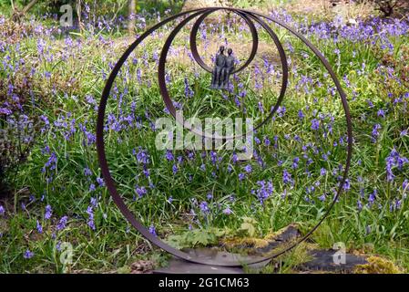 « The Family » Metal Sculpture by Bluebells at the Himalayan Garden & Sculpture Park, Grewelthorpe, Ripon, North Yorkshire, Angleterre, ROYAUME-UNI. Banque D'Images