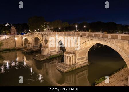 Pont Ponte Sisto sur le Tibre la nuit dans la ville de Rome, Italie, pont en pierre d'arche construit entre 1473 et 1479. Banque D'Images