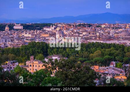 Ville de Rome au crépuscule en Italie, paysage urbain de la colline du Janicule (Gianicolo). Banque D'Images