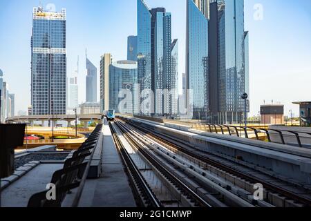 DUBAÏ, Émirats Arabes Unis - MARS 2020 : métro de Dubaï avec gratte-ciels en arrière-plan Banque D'Images