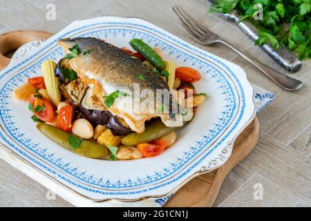 Bar de mer avec ragoût de tomates et de haricots de beurre Banque D'Images