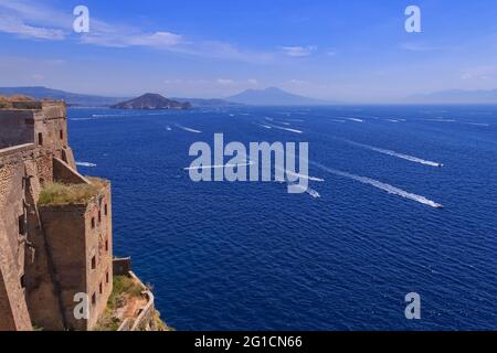 Vue panoramique depuis l'abbaye Saint Michel de l'île de Procida : en arrière-plan, la baie de Naples, en Italie. Banque D'Images