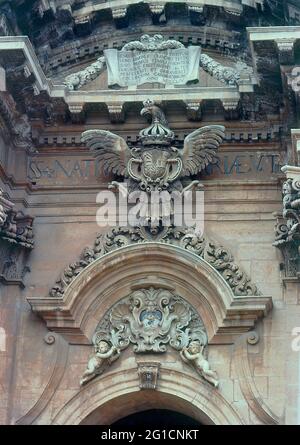 DETALLE SUPERIOR DE LA PORTADA PRINCIPAL - FOTO AÑOS 80. Emplacement: CATEDRAL. SICILIA / SIRACUSA. ITALIE. Banque D'Images