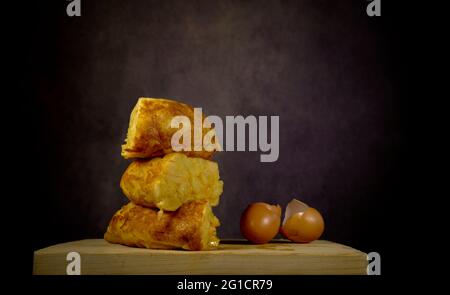 Omelette espagnole avec pommes de terre sur fond gris Banque D'Images
