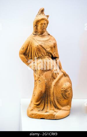 Vote offrant statuette d'une divinité probablement Athéna (première moitié du 6ème siècle av. J.-C.) - zone archéologique de ​​Paestum - Salerne, Italie Banque D'Images