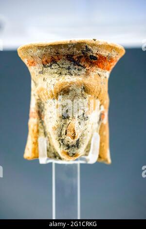 Vote offrant statuette d'une divinité probablement Athéna (première moitié du 6ème siècle av. J.-C.) - zone archéologique de ​​Paestum - Salerne, Italie Banque D'Images