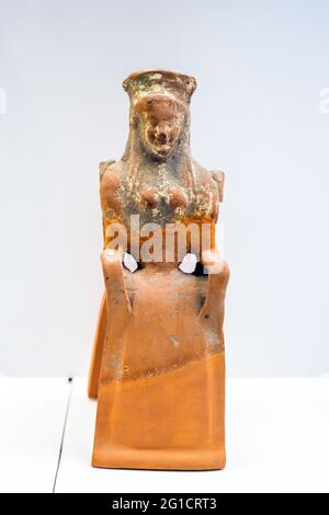 Vote offrant statuette d'une divinité probablement Athéna (première moitié du 6ème siècle av. J.-C.) - zone archéologique de ​​Paestum - Salerne, Italie Banque D'Images