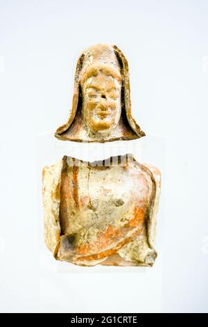 Vote offrant statuette d'une divinité probablement Athéna (première moitié du 6ème siècle av. J.-C.) - zone archéologique de ​​Paestum - Salerne, Italie Banque D'Images