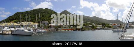 Panorama des bateaux amarrés dans la marina et des bâtiments et des collines au-delà, lagon de Simpson Bay, St Martin, Caraïbes Banque D'Images