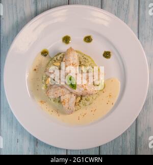 Filet de sole cuit, risotto et pesto Banque D'Images