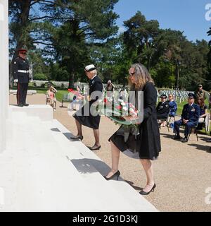 Memorial Day UK 2021 Mme Caryn R. McClelland VICE-responsable des affaires de l'ambassade des États-Unis Londres avec le Commandant Susan Lochner RN Vice-lieutenant Lord de Surrey Lay rememerance couronnes sur les marches de la chapelle Memorial au cimetière militaire américain, Brookwood Banque D'Images