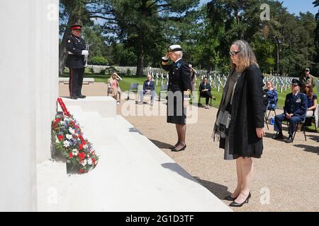 Memorial Day UK 2021 Mme Caryn R. McClelland VICE-responsable des affaires de l'ambassade des États-Unis Londres avec le Commandant Susan Lochner RN Vice-lieutenant Lord de Surrey Lay rememerance couronnes sur les marches de la chapelle Memorial au cimetière militaire américain, Brookwood Banque D'Images