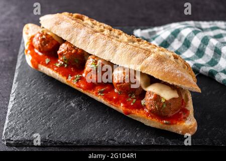 Sous-sandwich au ballon de viande sur fond d'ardoise noire Banque D'Images