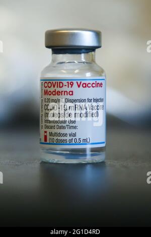 Londres. ROYAUME-UNI. 6 juin 2021 - UN flacon du vaccin Moderna Covid-19 dans un centre de vaccination de Londres. Credit Dinendra Haria /Alay Live News Banque D'Images