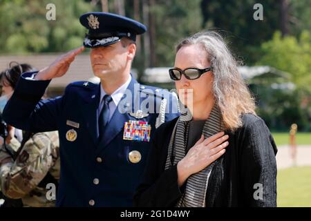 Memorial Day Royaume-Uni 2021 Mme Caryn R. McClelland, RESPONSABLE ADJOINT DES affaires ET brigadier-général Jefferson J. O'Donnell, Attache de défense de l'ambassade américaine de Londres, salue pendant que l'hymne national est entendu Banque D'Images