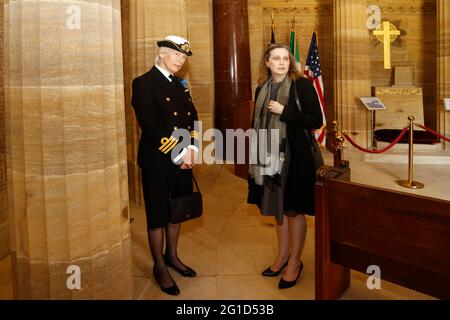 Memorial Day UK 2021 Mme Caryn R. McClelland VICE-responsable des affaires de l'ambassade des États-Unis Londres avec le Commandant Susan Lochner RN Vice-lieutenant de Surrey dans la Chapelle du souvenir au cimetière militaire américain pour les victimes de la grande guerre, Brookwood Banque D'Images