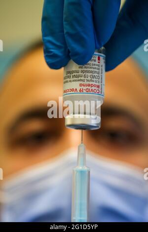 Londres. ROYAUME-UNI. 6 juin 2021 - UN vaccinateur se prépare à administrer le vaccin Moderna Covid-19 dans un centre de vaccination de Londres. Credit Dinendra Haria /Alay Live News Banque D'Images