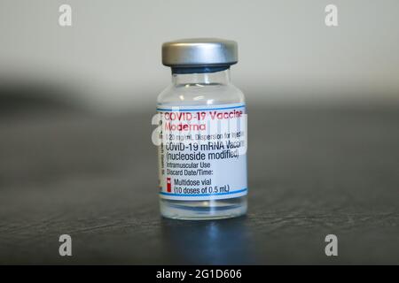 Londres. ROYAUME-UNI. 6 juin 2021 - UN flacon du vaccin Moderna Covid-19 dans un centre de vaccination de Londres. Credit Dinendra Haria /Alay Live News Banque D'Images