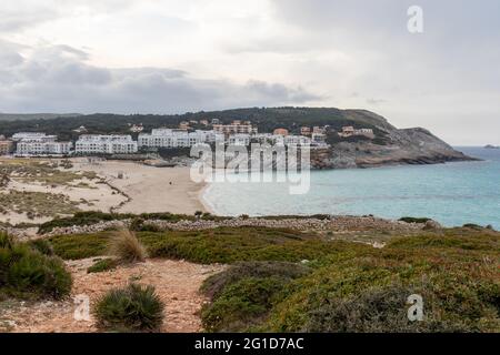 Plage de Cala Mesquida à Majorque, Espagne. Plage sauvage avec des dunes et des hôtels lors d'une journée de tempête Banque D'Images