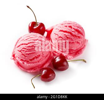 Glace à la cerise avec baies de cerise sur fond blanc. Crème glacée avec sauce à la cerise isolée pour le paquet de crème glacée. Banque D'Images