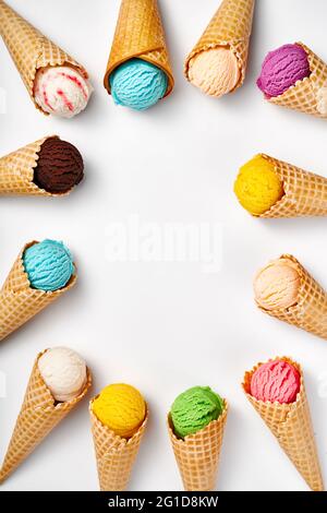 Assortiment de glaces en cônes sur fond blanc. Ensemble coloré de crème glacée aux saveurs différentes. Crème glacée isolée. Banque D'Images