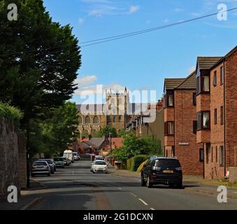 Vue sur la voie menant à la cathédrale de Ripon dans le North Yorkshire depuis Bondgate Green Lane dans la ville avec la cathédrale dominant les maisons locales. Banque D'Images