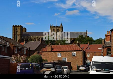 Vue sur la cathédrale de Ripon dans le North Yorkshire depuis Bondgate Green Lane dans la ville avec la cathédrale dominant la scène. Banque D'Images