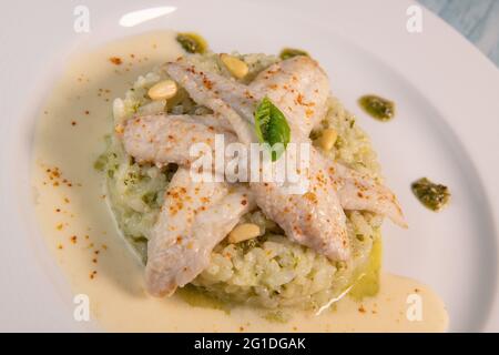 Filet de sole cuit, risotto et pesto Banque D'Images