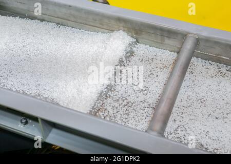 Granulés de plastique recyclés sur tapis transporteur automatique, agitateur de schiste Banque D'Images