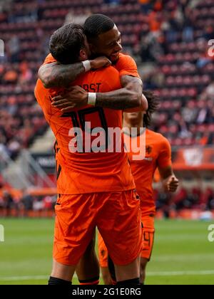 ENSCHEDE, PAYS-BAS - JUIN 6 : Wout Weghorst des pays-Bas célèbre avec Memphis Delay des pays-Bas après avoir marquant son deuxième but Banque D'Images