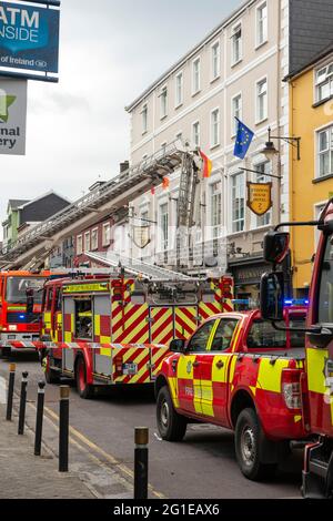 Killarney, comté de Kerry, Irlande. 7 juin 2021. Unités de pompiers assistant à la scène à l'hôtel Eviston House sur New Street à Killarney après un incendie a éclaté dans le bâtiment. Les services d'urgence ont été alertés dans les premières heures du lundi matin du jour férié de juin. Il n'y a toujours pas de version officielle pour le feu. Credit: Ognyan Yosifov / Alamy Live news Banque D'Images