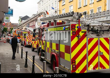 Killarney, comté de Kerry, Irlande. 7 juin 2021. Unités de pompiers assistant à la scène à l'hôtel Eviston House sur New Street à Killarney après un incendie a éclaté dans le bâtiment. Les services d'urgence ont été alertés dans les premières heures du lundi matin du jour férié de juin. Il n'y a toujours pas de version officielle pour le feu. Credit: Ognyan Yosifov / Alamy Live news Banque D'Images