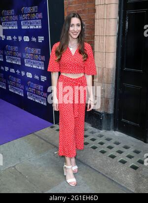 Londres, Royaume-Uni. 06e juin 2021. Carly Thom of the Show doit se poser pour une photo avant leur représentation finale au Palace Theatre de Londres en aide au Theatre support Fund . Crédit : SOPA Images Limited/Alamy Live News Banque D'Images