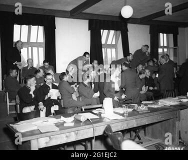 justice, procès, procès Buchenwald 1947, accusés membres de la garde du camp de concentration Buchenwald parlant à leurs avocats, À USAGE ÉDITORIAL EXCLUSIF Banque D'Images