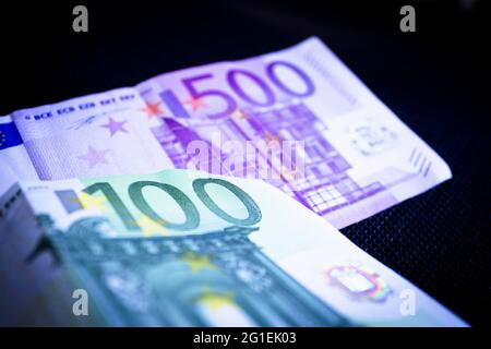 500 et 100 euros en billets officiels. Personne Banque D'Images