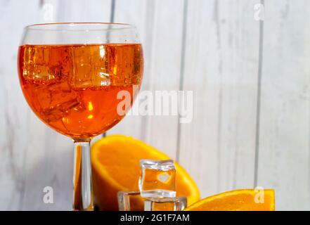 Spritz italien horizontal avec glaçons et oranges Banque D'Images