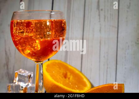 Spritz italien horizontal avec glaçons et oranges Banque D'Images