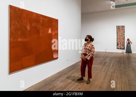 Londres, Royaume-Uni. 7 juin 2021. Tate Modern ouvre UNE année dans l'art: Australia 1992, une nouvelle exposition gratuite de plus de 25 œuvres d'artistes australiens, pour explorer les débats autour des droits fonciers et des héritages actuels du colonialisme. Il prend comme point de départ la décision historique de Mabo de la High court of Australia en 1992 en faveur de cinq personnes Meriam qui ont renversé la Terra nullius. L'exposition explore les relations des peuples aborigènes et insulaires du détroit de Torres avec leurs terres. A Year in Art: Australia 1992 est ouvert du 8 juin 2021 au printemps 2022. Crédit : Guy Bell/Alay Live News Banque D'Images