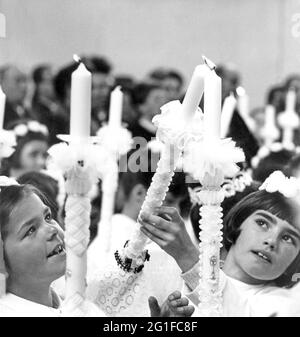 Religion, Christianisme, liturgie, communion, première communion, Filles avec bougies, Allemagne, 1969, DROITS-SUPPLÉMENTAIRES-AUTORISATION-INFO-NON-DISPONIBLE Banque D'Images