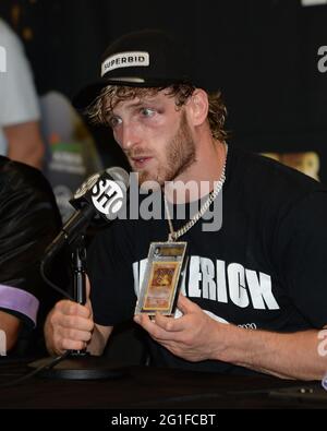 Miami Gardens FL, États-Unis. 06e juin 2021. Logan Paul parle lors d'une conférence de presse après son combat avec Floyd Mayweather lors de leur match de boxe d'exposition contracté au Hard Rock Stadium de Miami Gardens le 6 juin 2021 à Miami Gardens, en Floride. Crédit : Mpi04/Media Punch/Alamy Live News Banque D'Images