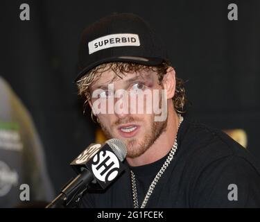 Miami Gardens FL, États-Unis. 06e juin 2021. Logan Paul parle lors d'une conférence de presse après son combat avec Floyd Mayweather lors de leur match de boxe d'exposition contracté au Hard Rock Stadium de Miami Gardens le 6 juin 2021 à Miami Gardens, en Floride. Crédit : Mpi04/Media Punch/Alamy Live News Banque D'Images