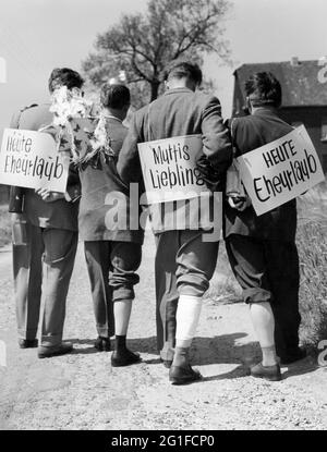 Festivités, fête des pères, hommes en chemin, groupe d'hommes de derrière, DROITS-SUPPLÉMENTAIRES-AUTORISATION-INFO-NON-DISPONIBLE Banque D'Images