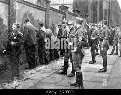 National-socialisme, crime grave, arrestation de communistes et de socialistes après 27.2.1933 par des membres du bataillon de tempête (sa), À USAGE ÉDITORIAL EXCLUSIF Banque D'Images