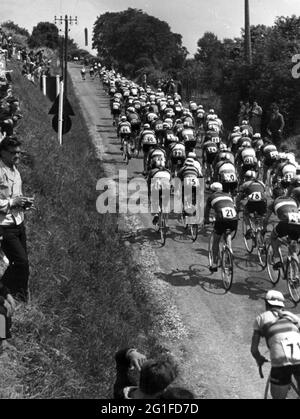 Sports, circuit de course, Tour de France, peloton du tour en pente légère, France, juillet 1951, DROITS-SUPPLÉMENTAIRES-AUTORISATION-INFO-NON-DISPONIBLE Banque D'Images