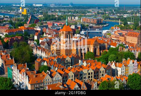 Vue aérienne de Gdansk avec l'église gothique Banque D'Images